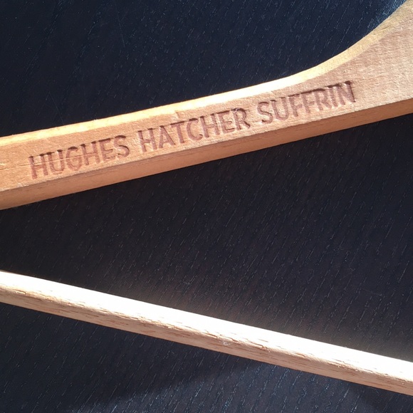 VTG wooden Hughes Hatcher suffrin garment hanger - Picture 2 of 6